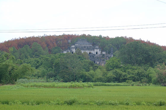 VIETNAM CENTRALE - Verso la Tomba di Tu Duc: scesi da Vung Hill intravediamo la Tomba di Khai Dinh tra le verdi colline