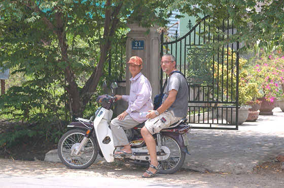 DINTORNI DI HUE' - Verso la Tomba di Tu Duc: Francesco a bordo del suo mototaxi 