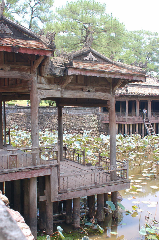 VIETNAM CENTRALE - Tomba di Tu Duc: Molo Du Khiem e sullo sfondo il Padiglione Xung Khiem