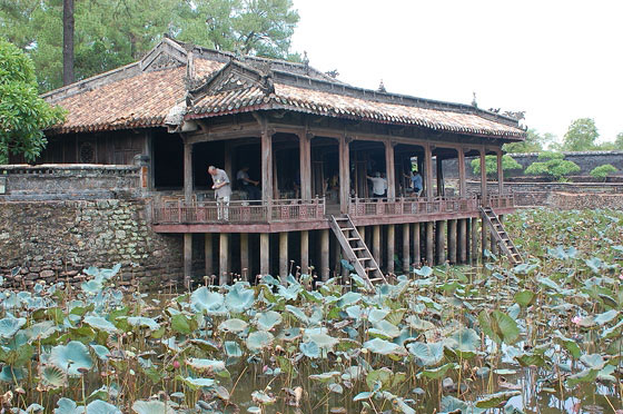 TOMBA DI TU DUC - Il Padiglione Xung Khiem è proteso sulle rive del lago Luu Khiem 