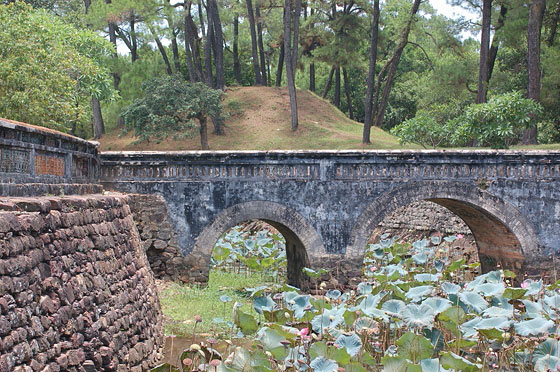 DINTORNI DI HUE' - Tomba di Tu Duc: armonia tra natura ed architettura