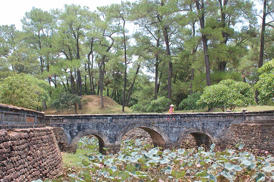 DINTORNI DI HUE' - Tomba di Tu Duc: il ponticello in pietra nel boschetto di pini e frangipani