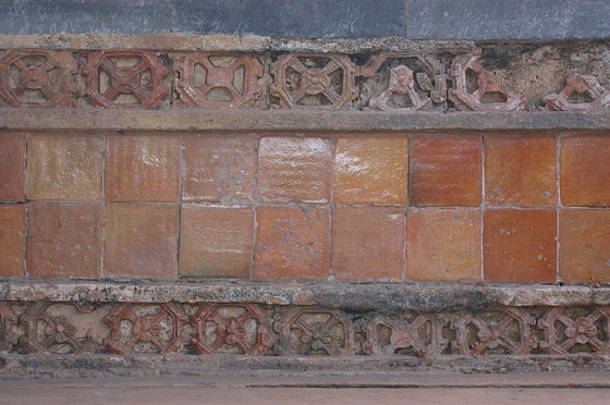 DINTORNI DI HUE' - Tomba di Tu Duc: bellissime mattonelle colorate