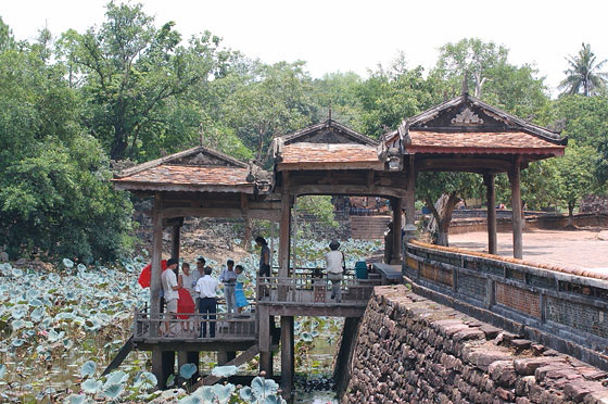 VIETNAM CENTRALE - Tomba di Tu Duc: Molo Du Khiem 