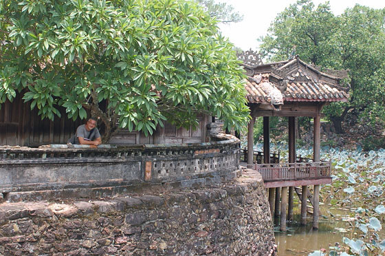 DINTORNI DI HUE' - Tomba di Tu Duc: Francesco si affaccia tra le 