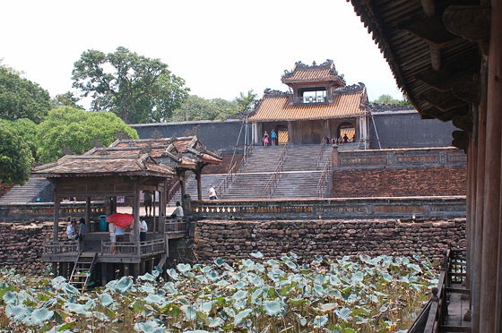 TOMBA DI TU DUC - La porta Khiem Cung di fronte al molo oltre la quale si trova il tempio di Hoa Khiem