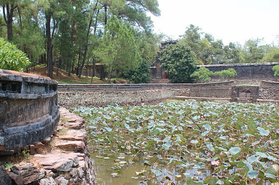DINTORNI DI HUE' - Tomba di Tu Duc: vista d'insieme delle mura, dello stagno e del boschetto dipini 