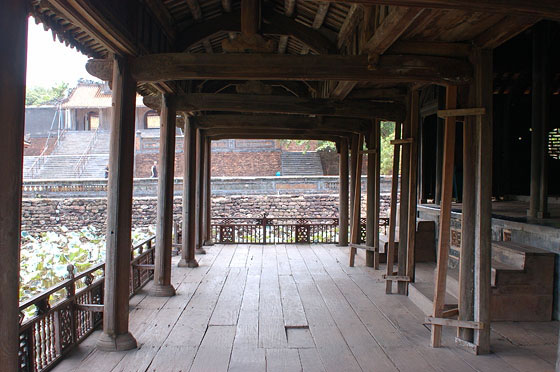 TOMBA DI TU DUC - Il Padiglione Xung Khiem, interamente in legno, sulle rive del lago Luu Khiem 