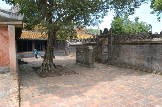 DINTORNI DI HUE' - La piccola e protetta corte su cui si affaccia il Palazzo di On Khiem (lato sinistro)