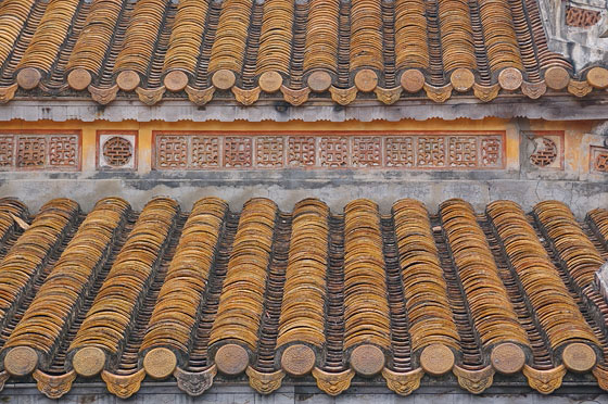 DINTORNI DI HUE' - Tomba di Tu Duc: particolare della copertura del Tempio di Hoa Khiem