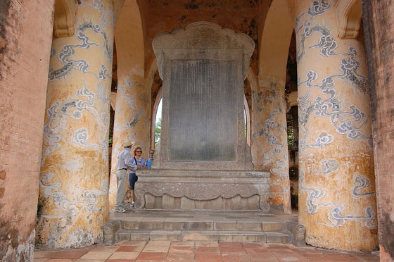 VIETNAM CENTRALE - Tomba di Tu Duc: la Stele con incisa la biografia di Tu Duc