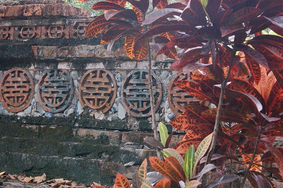 VIETNAM CENTRALE - Tomba di Tu Duc: particolare nei pressi del lago a mezzaluna