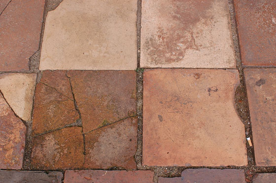 VIETNAM CENTRALE - Tomba di Tu Duc: mattonelle bat trang