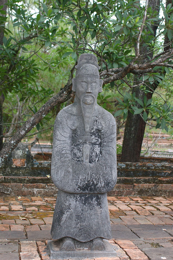 DINTORNI DI HUE' - Tomba di Tu Duc: un mandarino civile della guardia d'onore