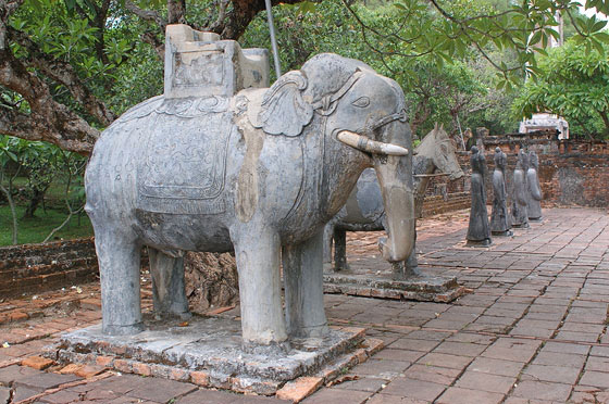 VIETNAM CENTRALE - Tomba di Tu Duc: il cortile d'onore pavimentato con mattoni bat trang di colore marrone scuro