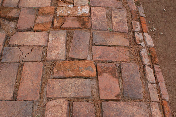 VIETNAM CENTRALE - Tomba di Tu Duc: le mattonelle bat trang del cortile d'onore