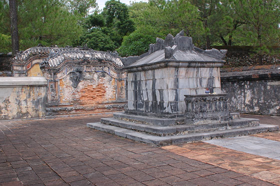 DINTORNI DI HUE' - Tomba di Tu Duc: Il sepolcro dell'Imperatrice Le Thien Anh