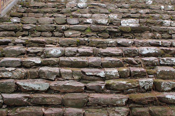 DINTORNI DI HUE' - Tomba di Tu Duc: le pietre della scalinata del tempio di Chap Khiem