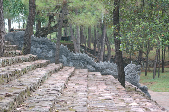 DINTORNI DI HUE' - Tomba di Tu Duc - tempio di Chap Khiem: particolare della scalinata di accesso