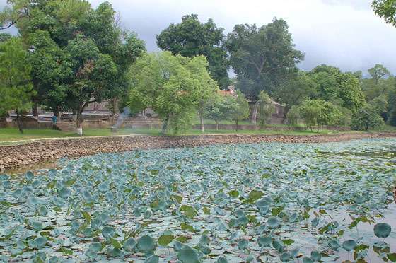 DINTORNI DI HUE' - Il grande specchio d'acqua all'interno del complesso della Tomba di Minh Mang