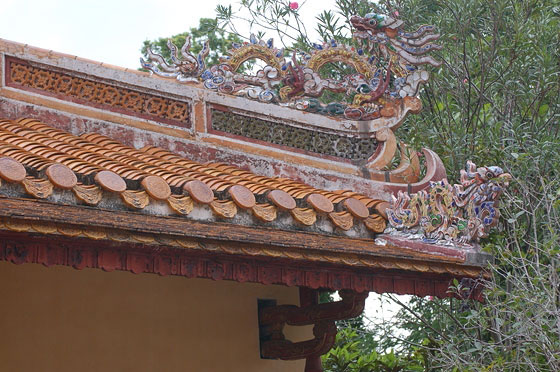 VIETNAM CENTRALE - Tomba di Minh Mang: particolare della copertura del Tempio di Sung An