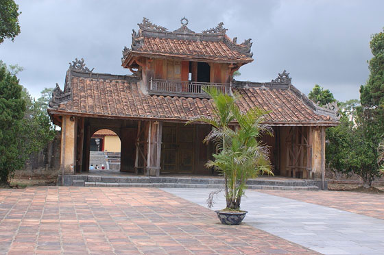 DINTORNI DI HUE' - Tomba di Minh Mang: ancora la Porta Hien Duc vista dal cortile del Tempio di Sung An