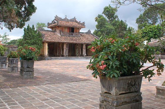 TOMBA DI MINH MANG - La Porta Hien Duc vista attraverso belle composizioni floreali
