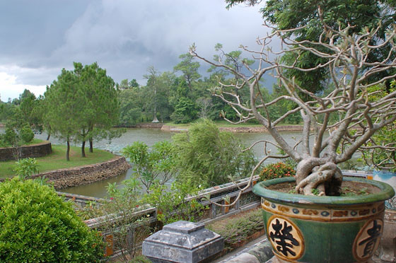 TOMBA DI MINH MANG - Bellissimi vasi sulla terrazza del Padiglione Minh Lau si stagliano su un paesaggio incantevole