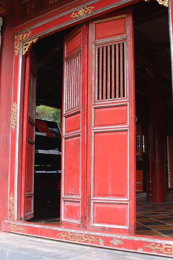DINTORNI DI HUE'  - Tomba di Minh Mang: le ante in legno laccate rosse del Padiglione di Minh Lau
