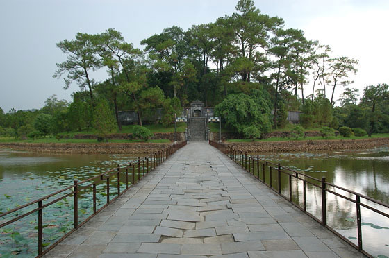 DINTORNI DI HUE' - Tomba di Minh Mang: oltre il ponte la montagnola di terra ospita la tomba dell'imperatore