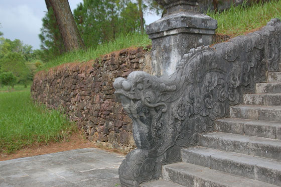 DINTORNI DI HUE' - Tomba di Minh Mang: partciolare della scalinata di accesso al sepolcro