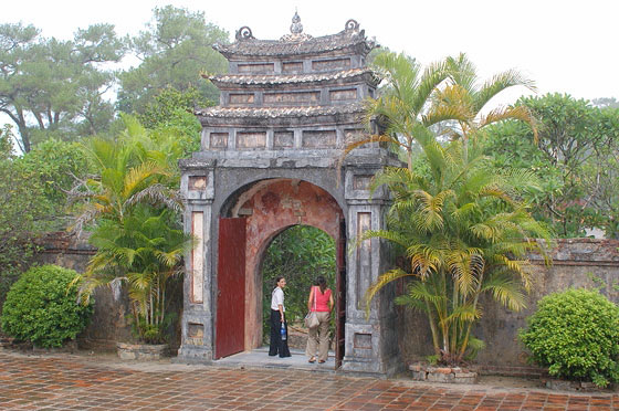 DINTORNI DI HUE' - Tomba di Minh Mang: porta Hoang Trach Mon 