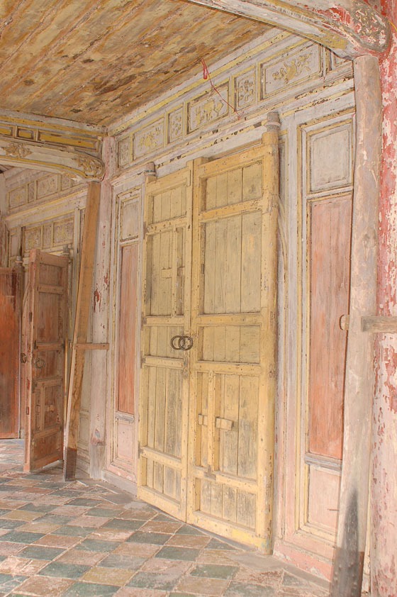 CROCIERA SUL FIUME DEI PROFUMI - Tomba di Minh Mang: la splendida architettura lignea invecchiata dal tempo