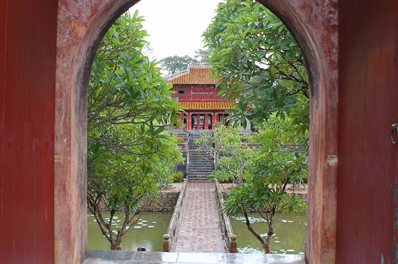 TOMBA DI MINH MANG - Il Padiglione Minh Lau visto attraverso la porta Hoang Trach Mon 
