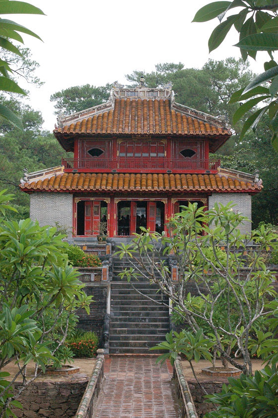 VIETNAM CENTRALE - Tomba di Minh Mang: il Padiglione Minh Lau nello splendido contesto ambientale