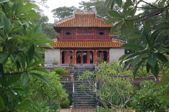 TOMBA DI MINH MANG - Il Padiglione Minh Lau tra la lussureggiante vegetazione