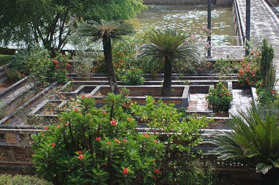 VIETNAM CENTRALE - Tomba di Minh Mang: i giardini formali antistanti il Padiglione Minh Lau 