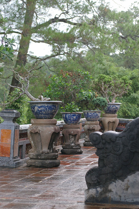 VIETNAM CENTRALE - Tomba di Minh Mang: gli splendidi bonsai sulla terrazza del Padiglione Minh Lau tra la vegetazione del contesto