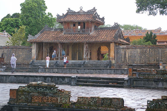 VIETNAM CENTRALE - Tomba di Minh Mang: prima di uscire riattraversiamo la Porta Hien Duc 