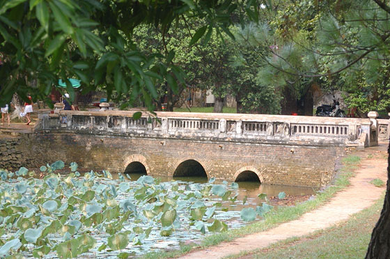 VIETNAM CENTRALE - Tomba di Minh Mang: il ponticello in pietra 
