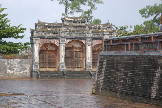 DINTORNI DI HUE' - Tomba di Minh Mang: Porta Dai Hong Mon e a sinistra la piattaforma su cui è ubicato il Padiglione della Stele