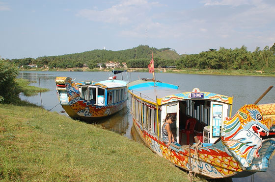 VIETNAM CENTRALE - Crociera sul Fiume dei Profumi: il rientro ad Hué con le barche dei dragoni