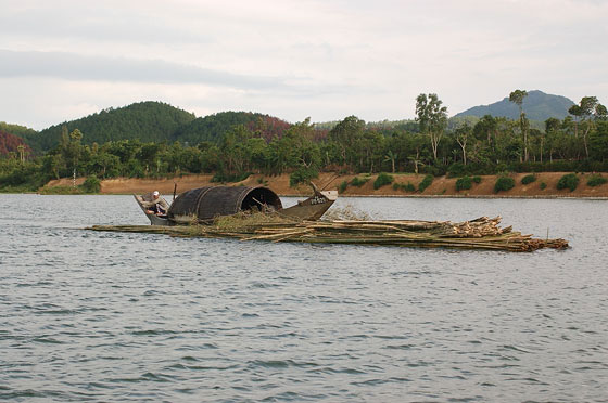 CROCIERA SUL FIUME DEI PROFUMI - Verso Huè: una caratteristica imbarcazione trasporta canne di bambù