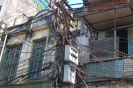 HANOI - Un traliccio della luce a dir poco fatiscente