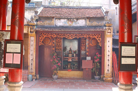 HANOI - Un altare nel patio del tempio di Bach Ma