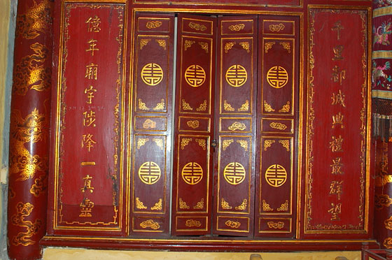 HANOI - Tempio Bach Ma: le ante in lacca rossa con simboli e scritte dorate