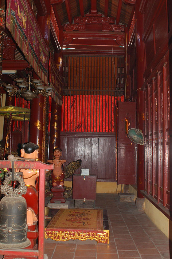 HANOI - Sala interna del Tempio Bach Ma con gli alti soffitti lignei