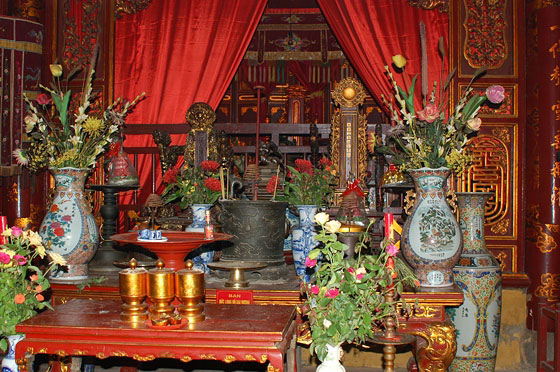 HANOI - Altare del Tempio Bach Ma con offerte votive