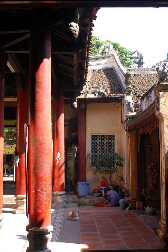 HANOI - Pulizie nel tempio Bach Ma