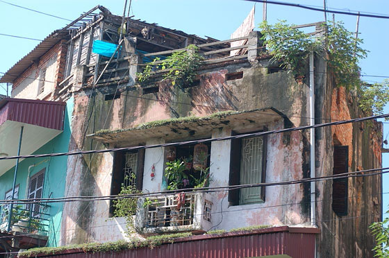HANOI - Tutti questi caratteristici balconcini che si affacciano sulle vie attirano la mia attenzione